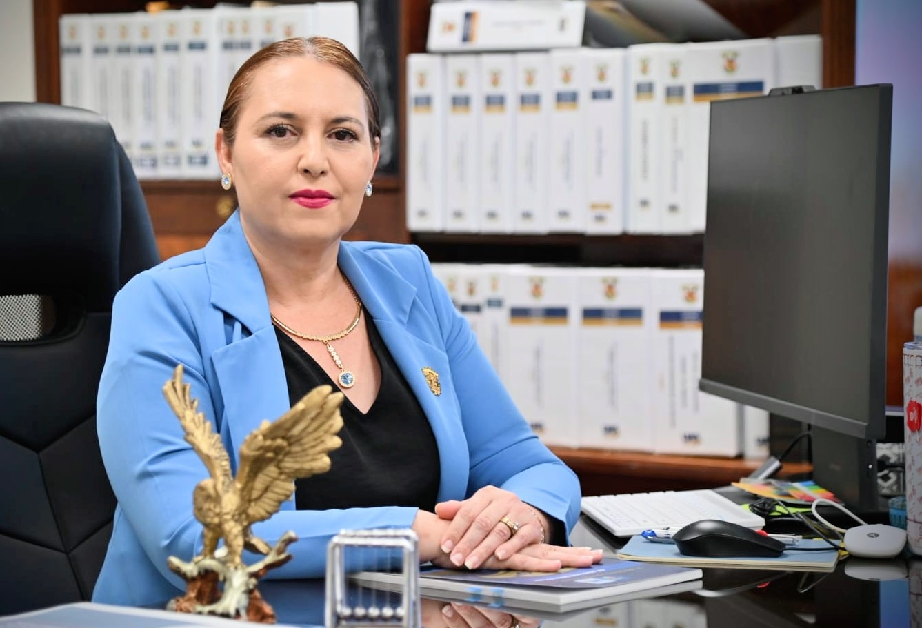 Los nuevos rostros… en una política llena de decadentes.
Carlos Escobar y Fanny Bonilla trabajan sin aspavientos en Mazatlán.
Yuniba Brun es garantía de seriedad y rectitud en las acciones de la UAS. No la pierda de vista.
La fiscal que prefiere vivir en la opacidad y tras los lentes oscuros.
