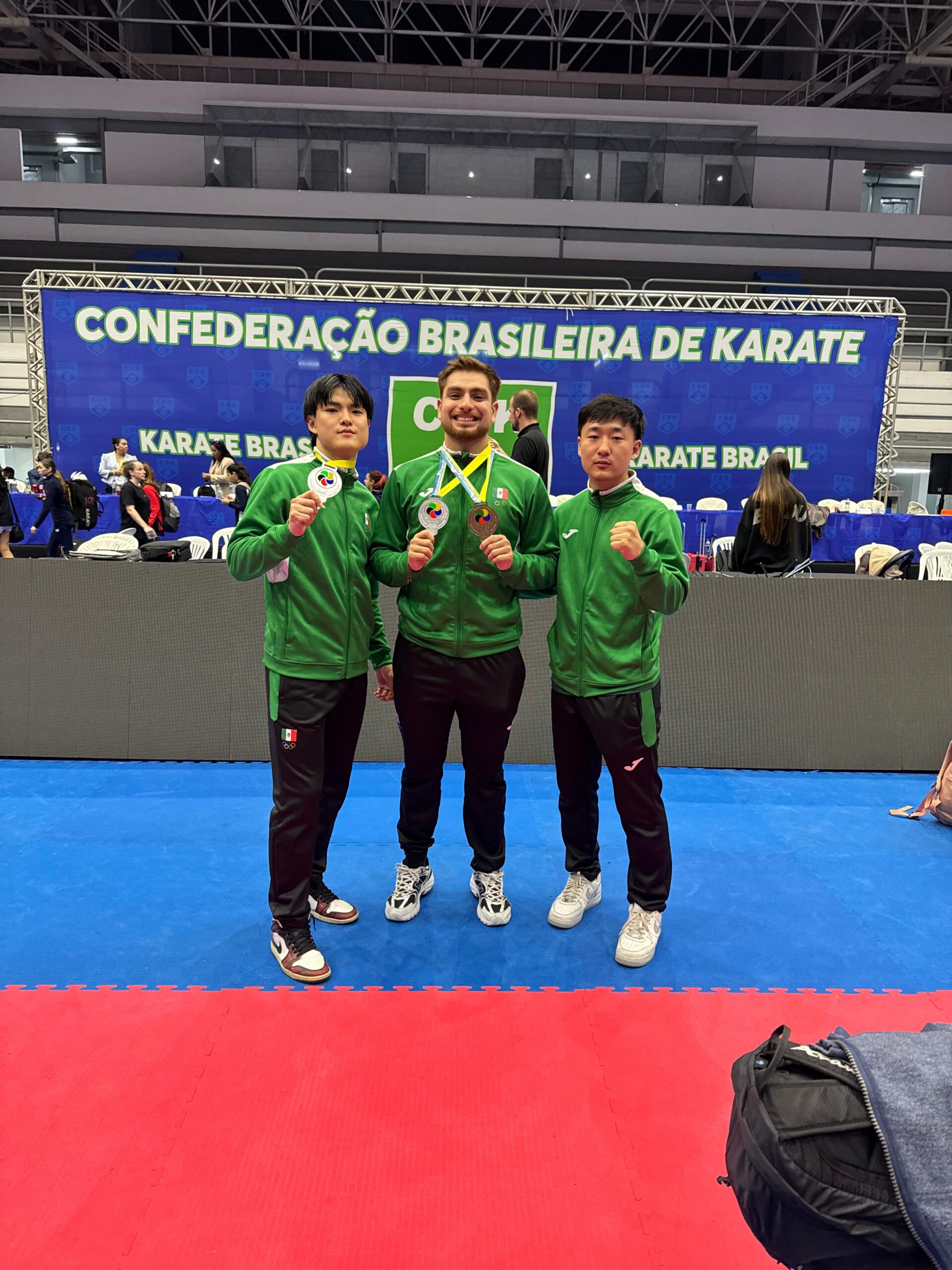 Jesús Moreno e Hiroto Yoshii representarán a nuestro país.
Junto a José Ávila (Jalisco), Jesús García (Sonora), Pablo Benavidez (Nayarit), Isaac Padilla (Jalisco) y José Luque (Baja California), los integrantes del Team Moreno logran la medalla de plata continental en kumite por equipos tras vencer a los equipos de Canadá, Colombia y Brasil, en el Panamericano