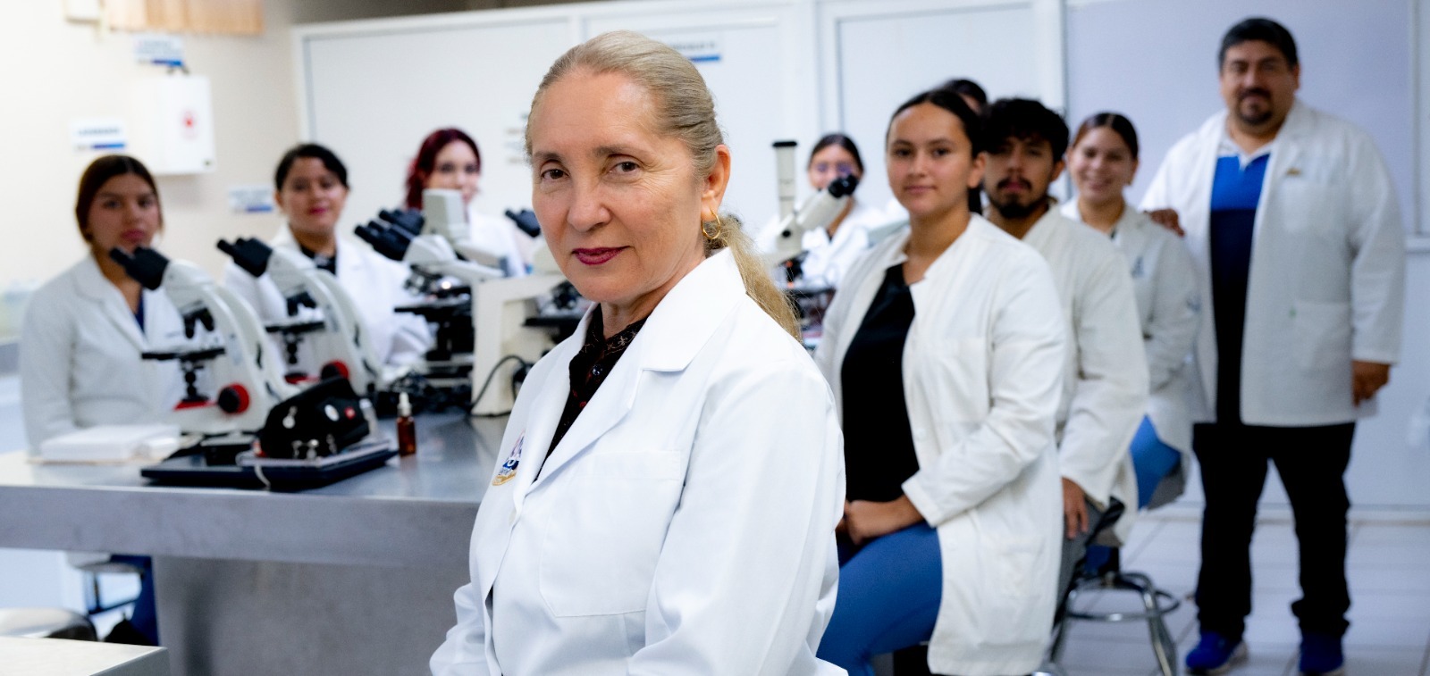 La directora de la facultad detalló que la oferta institucional se agrupa en cinco grandes bloques: servicios de diagnóstico en laboratorios, atención en clínicas, asesorías técnicas y científicas, proyectos de investigación aplicada con empresas y educación continua.