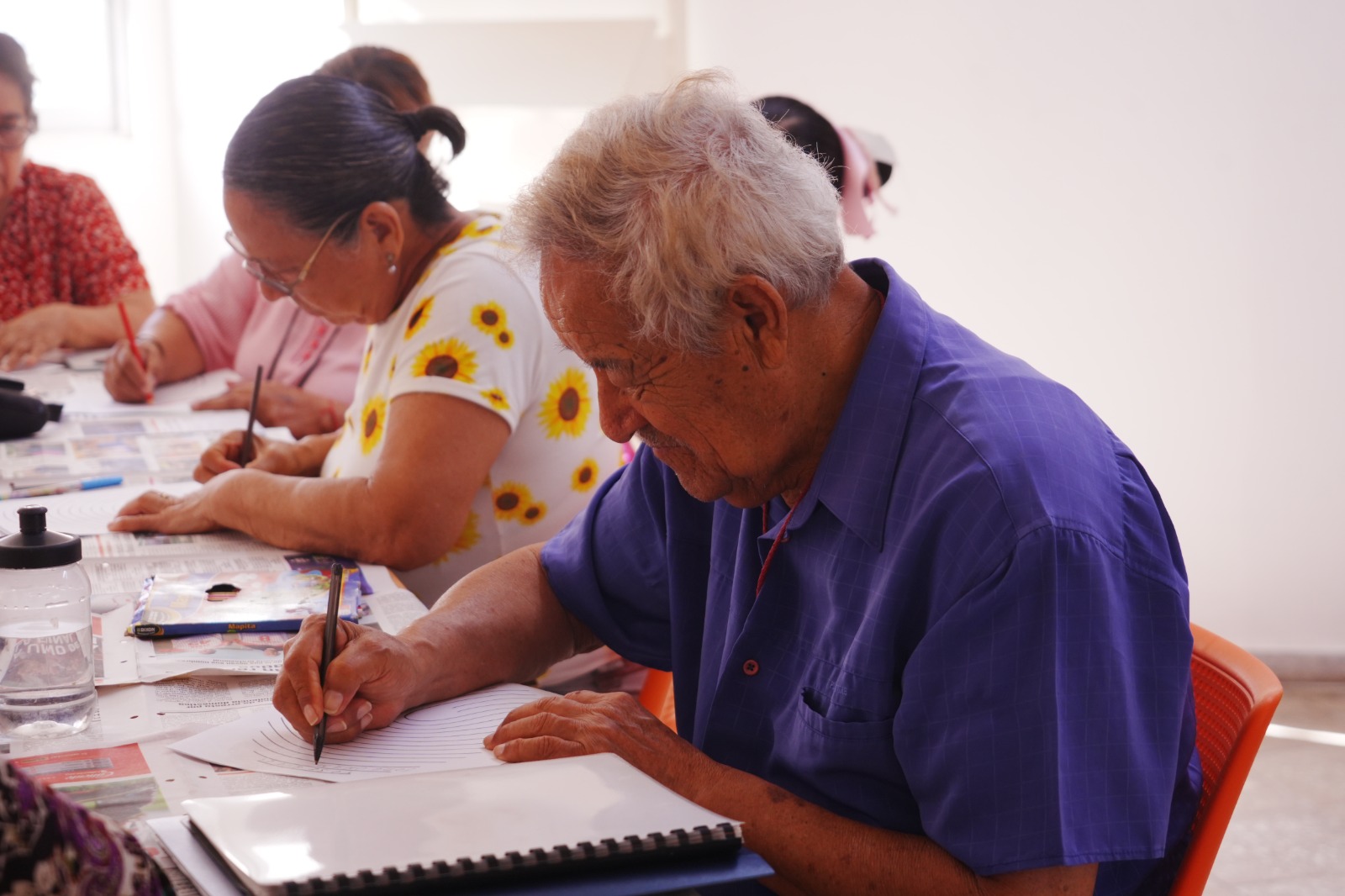 El programa “12 Puertas a la lectura” se ha consolidado como un espacio de transformación para personas de la tercera edad, quienes replican su impacto positivo en su vida diaria, mejorando su bienestar emocional y cognitivo.