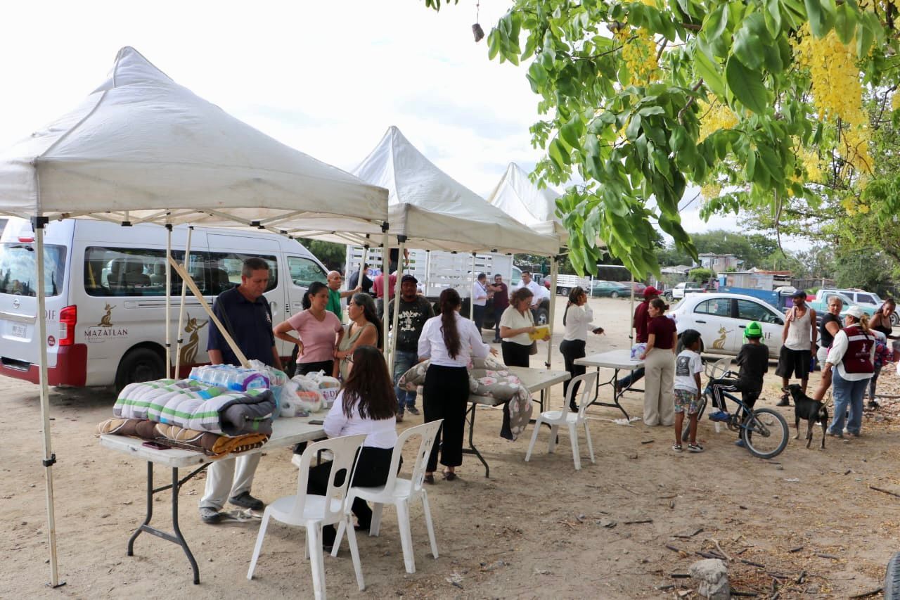 Las familias recibieron despensas, artículos de higiene, colchonetas, agua, ropa, kits de limpieza, pañales y alimentos calientes.
