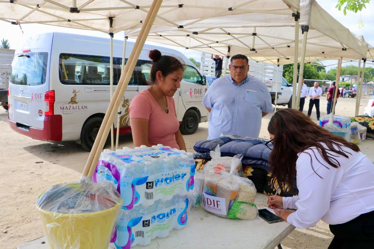 Las familias recibieron despensas, artículos de higiene, colchonetas, agua, ropa, kits de limpieza, pañales y alimentos calientes.