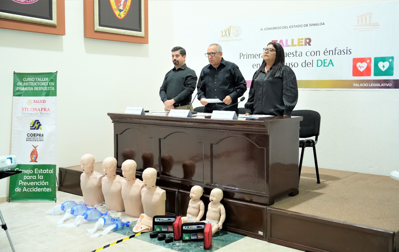 Aprenden sobre reanimación cardiopulmonar y uso de desfibrilador externo automático