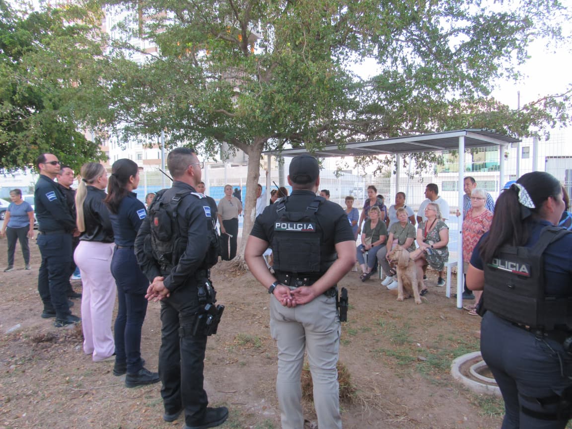 Durante la visita se reforzó el uso de SeguriChat y el número alternativo 6699868126 de recepción de denuncia y atención inmediata