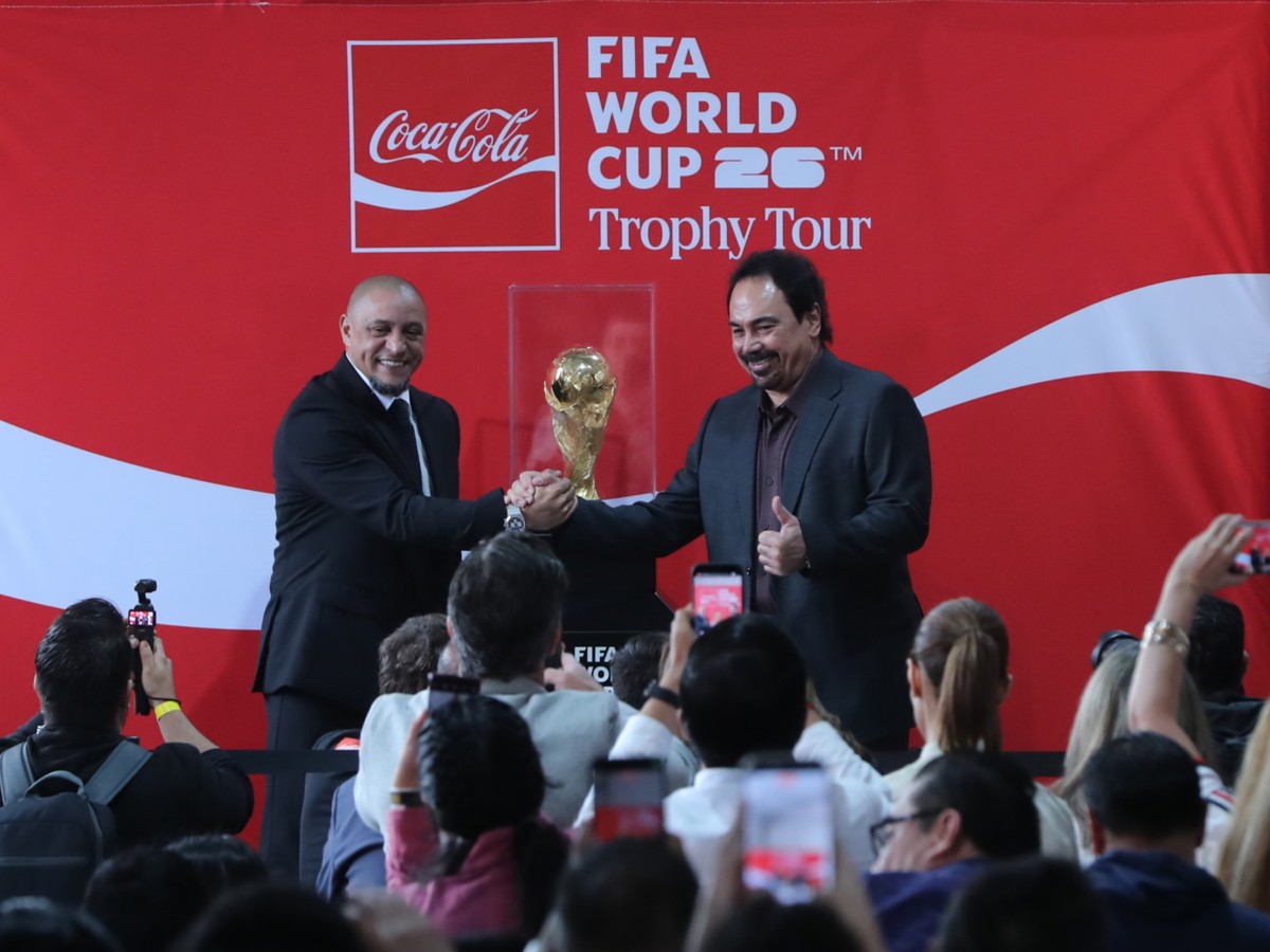 Únicamente los futbolistas y ex campeones del mundo, así como los jefes de Estado en funciones, tienen permitido tocar el galardón