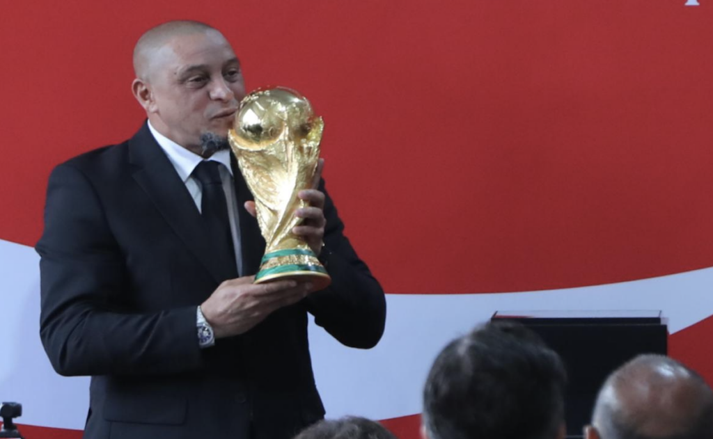 Únicamente los futbolistas y ex campeones del mundo, así como los jefes de Estado en funciones, tienen permitido tocar el galardón