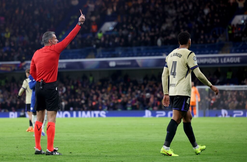 La FIFA introducirá una importante serie de novedades en el arbitraje durante el próximo Mundial, que comenzará el 11 de junio, con el propósito de reducir al máximo las pérdidas de tiempo y castigar con tarjeta roja a aquellos jugadores que se tapen la boca al discutir con un rival, y a quienes abandonen el campo en protesta por una decisión arbitral.