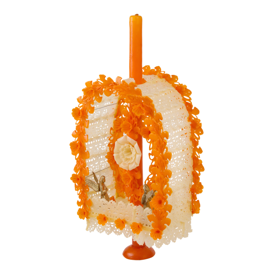 Las velas escamadas en México son piezas artesanales únicas que combinan cera, flores y simbolismo. Descubre más sobre su significado.