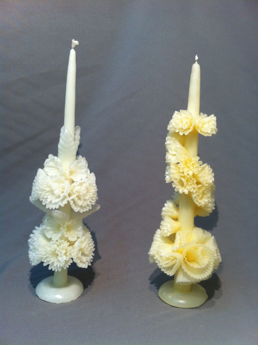 Las velas escamadas en México son piezas artesanales únicas que combinan cera, flores y simbolismo. Descubre más sobre su significado.