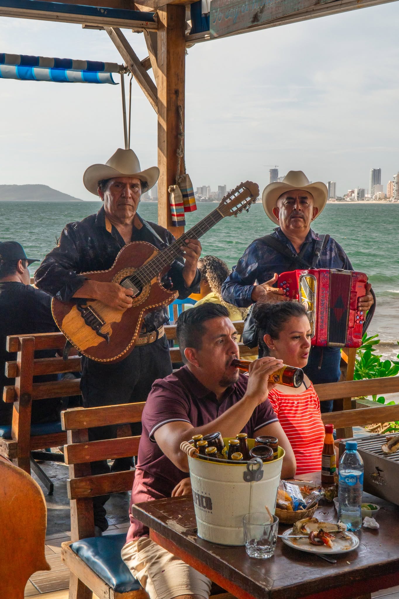 Un estudio de OpenTable y Kayak revela que 44% de los mexicanos ha realizado un viaje con el objetivo de comer en un restaurante específico, reflejando el auge del turismo gastronómico en el país.  