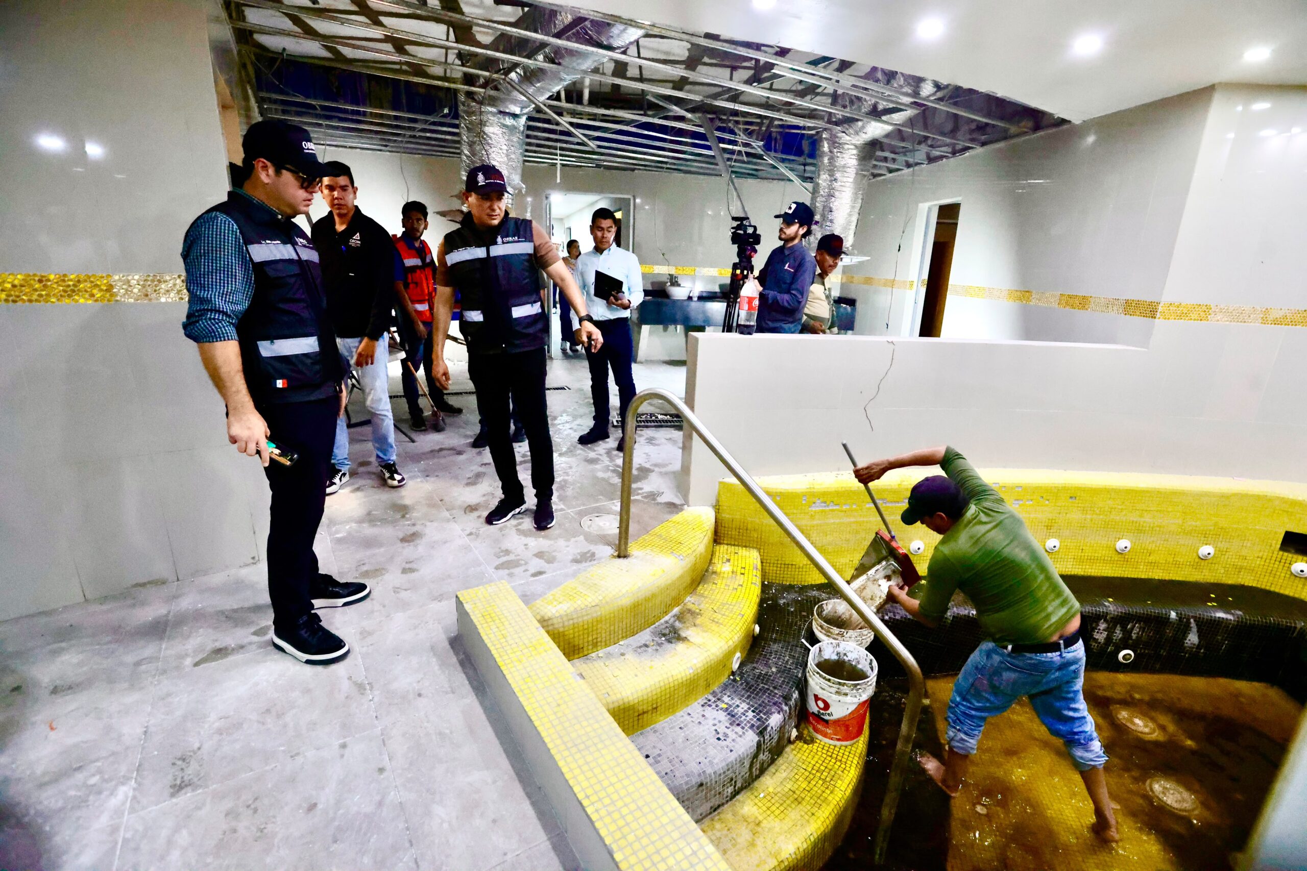Actualmente se rehabilitan las áreas de baños, vestidores, sistema eléctrico y luminarias; con una inversión superior a los 22 millones de pesos.