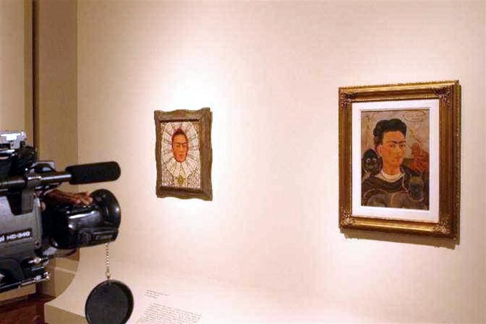 Sobre la obra de la artista, la controversia se originó por un amparo de Banco Ve Por Más relacionado con “Autorretrato con medallón” (1948)