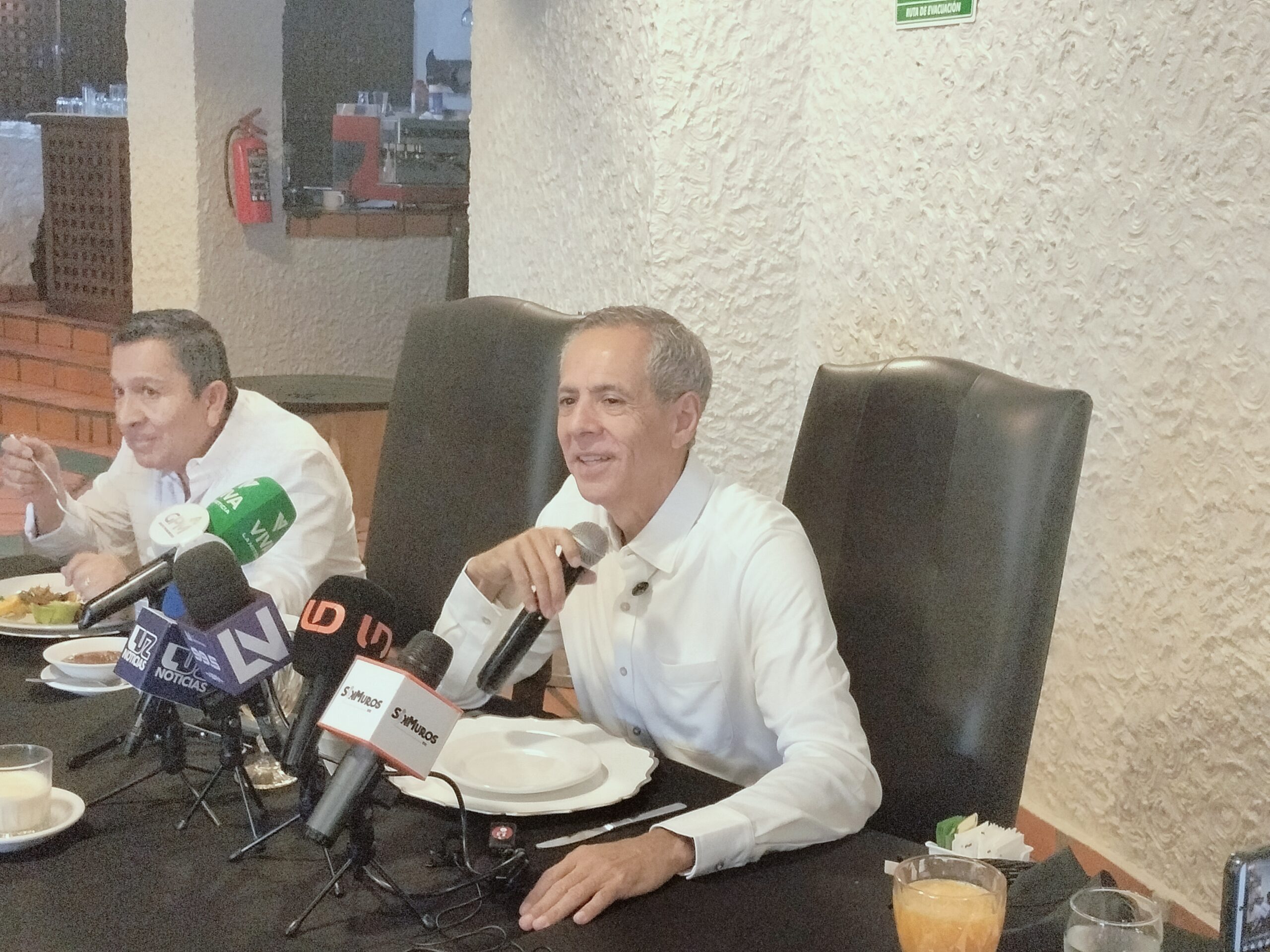Morena no se debe volver a equivocar en Sinaloa: Gerardo Vargas Landeros.
Graciela Domínguez respalda a Rubén Rocha Moya y se va contra el PAN.
Roxana Rubio siguiendo el ejemplo de los moreniaspirantes.
Advierte regidora Maribel Chollet que no la podrán callar.
Alcaldesa de Culiacán no deja de hacer su trabajo territorial.