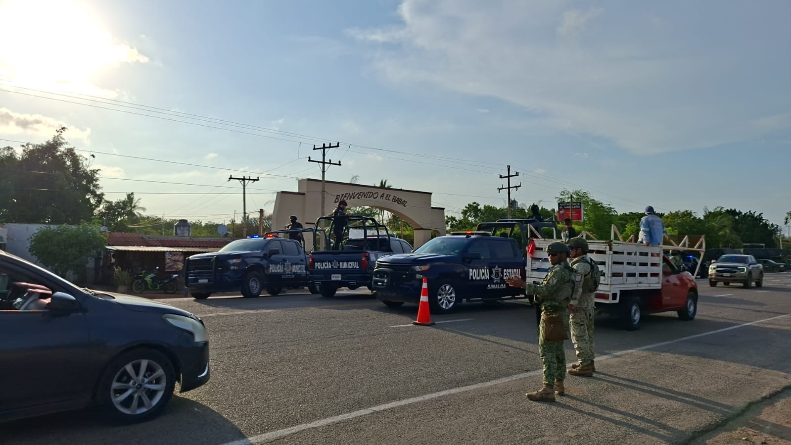 Mazatlán se sume en la violencia mientras autoridades estudian… o se justifican.
Hay quien defiende a los elementos policiacos aduciendo que los delincuentes utilizan el factor sorpresa…¡No po’s wow!.
“Tonto es, el que cree que el pueblo es tonto” (Apóstol Macuspano dixit).