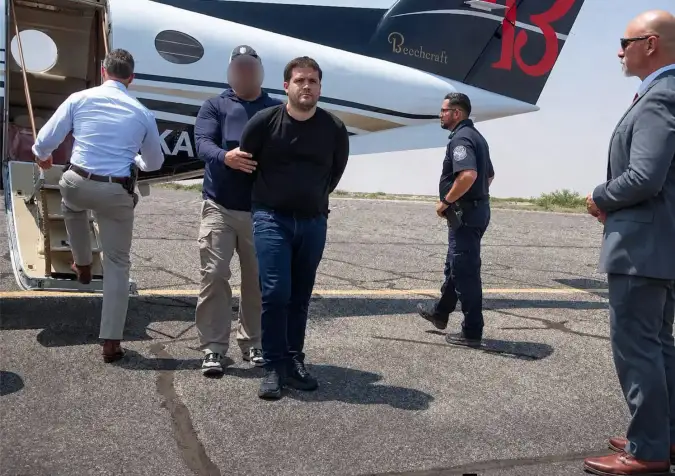 El tema de “El Mayo” Zambada desplaza la agenda mundialista.
Evidente el nerviosismo la presidente Sheinbaum.
Advierten con radicalizar acciones contra la CFE.
Inicia bombardeo de nubes para incentivar lluvias en Sinaloa.
Autorizan 8 negocios políticos locales en algunos estados.
Según el Duende Verde, él tiene buenas orejas.