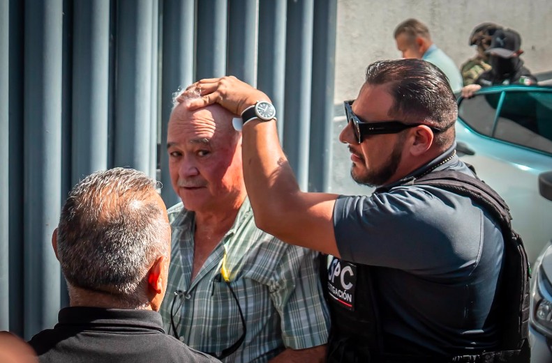 No hayan como protegerse el lomo… Enredos que no son enredos.
Régimen arma ContraNota para desviar caso de Marina del Pilar.
Se baten en su propio estercolero… y Huachicol.
Bien dice Cesar Emiliano pierden más tiempo en responder críticas que en resolver problemas.