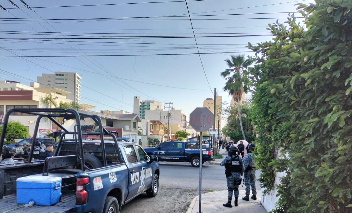 Mazatlán se sume en la violencia mientras autoridades estudian… o se justifican.
Hay quien defiende a los elementos policiacos aduciendo que los delincuentes utilizan el factor sorpresa…¡No po’s wow!.
“Tonto es, el que cree que el pueblo es tonto” (Apóstol Macuspano dixit).