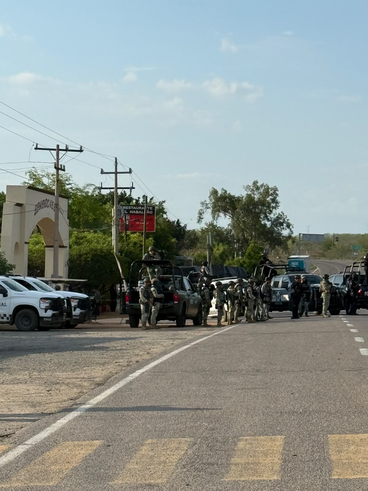 Mazatlán se sume en la violencia mientras autoridades estudian… o se justifican.
Hay quien defiende a los elementos policiacos aduciendo que los delincuentes utilizan el factor sorpresa…¡No po’s wow!.
“Tonto es, el que cree que el pueblo es tonto” (Apóstol Macuspano dixit).