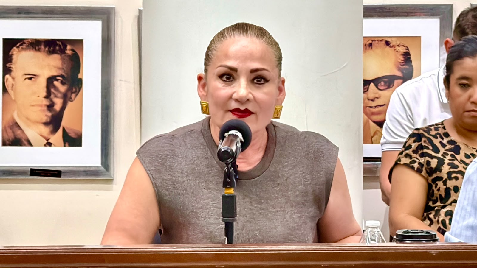 Morena no se debe volver a equivocar en Sinaloa: Gerardo Vargas Landeros.
Graciela Domínguez respalda a Rubén Rocha Moya y se va contra el PAN.
Roxana Rubio siguiendo el ejemplo de los moreniaspirantes.
Advierte regidora Maribel Chollet que no la podrán callar.
Alcaldesa de Culiacán no deja de hacer su trabajo territorial.