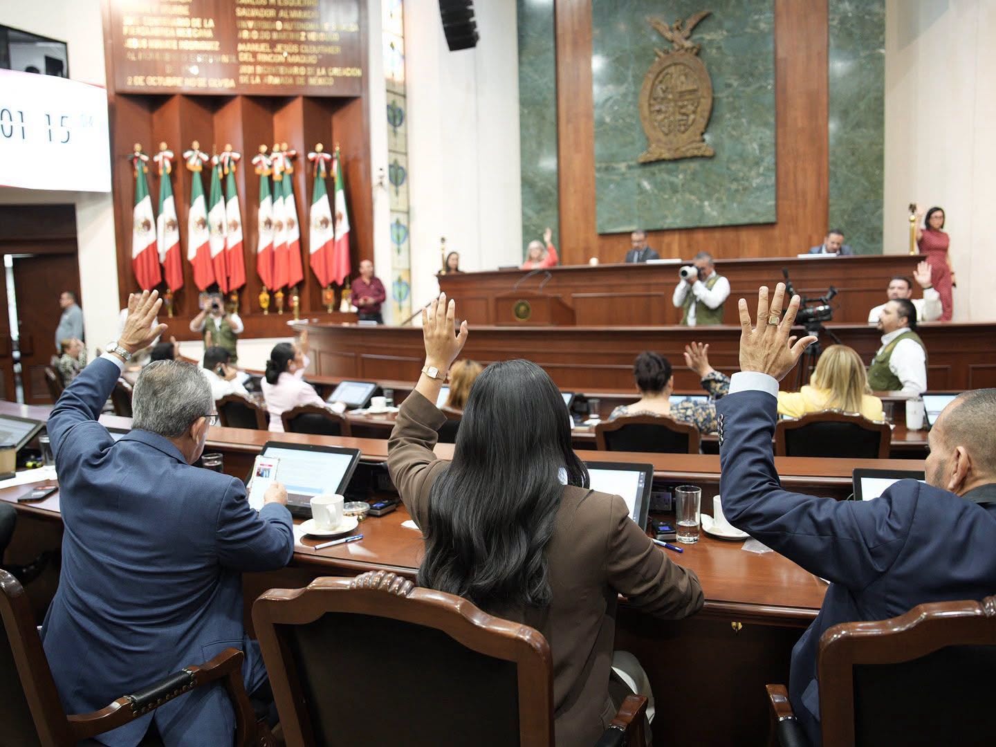 Graciela no cree en las cuchareadas y Tere dice que la mejor encuesta es la calle.
Gerardo Vargas regresa a donde empezó en el servicio público.
¡Que delicados… no quieren nepotismo ni reelección inmediata!.
La Ternurita Noroña se dice víctima. No lo quieren las feminazis.
Levanta paro en la UAS. ¡A disfrutar las vacaciones!