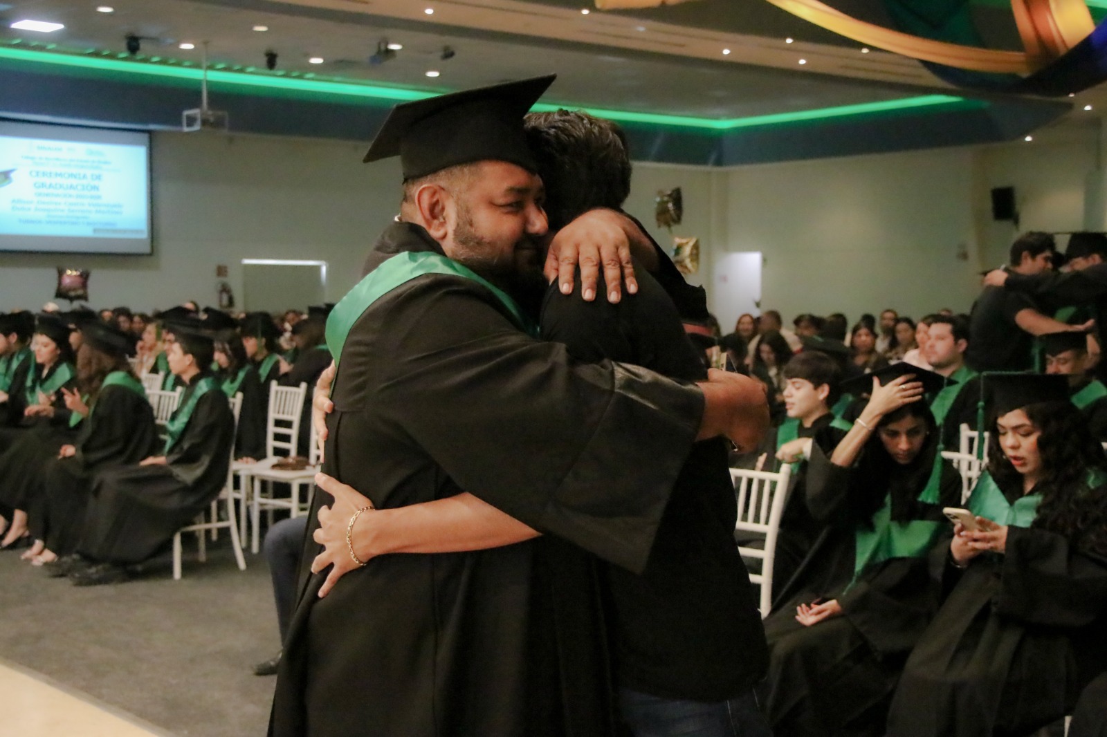 Lo que comenzó como una conversación familiar y el deseo de cambiar el rumbo de una historia, terminó convirtiéndose en una meta compartida. Padre e hijo cursaron juntos el bachillerato en COBAES.