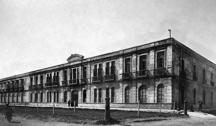 Desde la creación de la Secretaría de Estado y del Despacho de Guerra y Marina en 1821, existió la necesidad de establecer un centro educativo naval para la formación de oficiales de mar, los cuales integrarían una Armada que pudiera proteger la soberanía nacional ante la posible reconquista del Imperio Español.