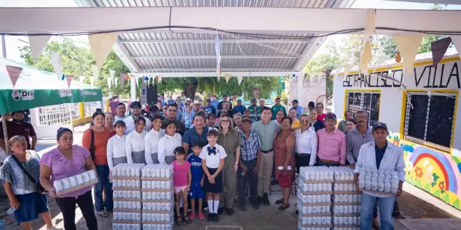 Ana Miriam Ramos encabeza entrega de agua purificada a vecinos de la sindicatura Baila