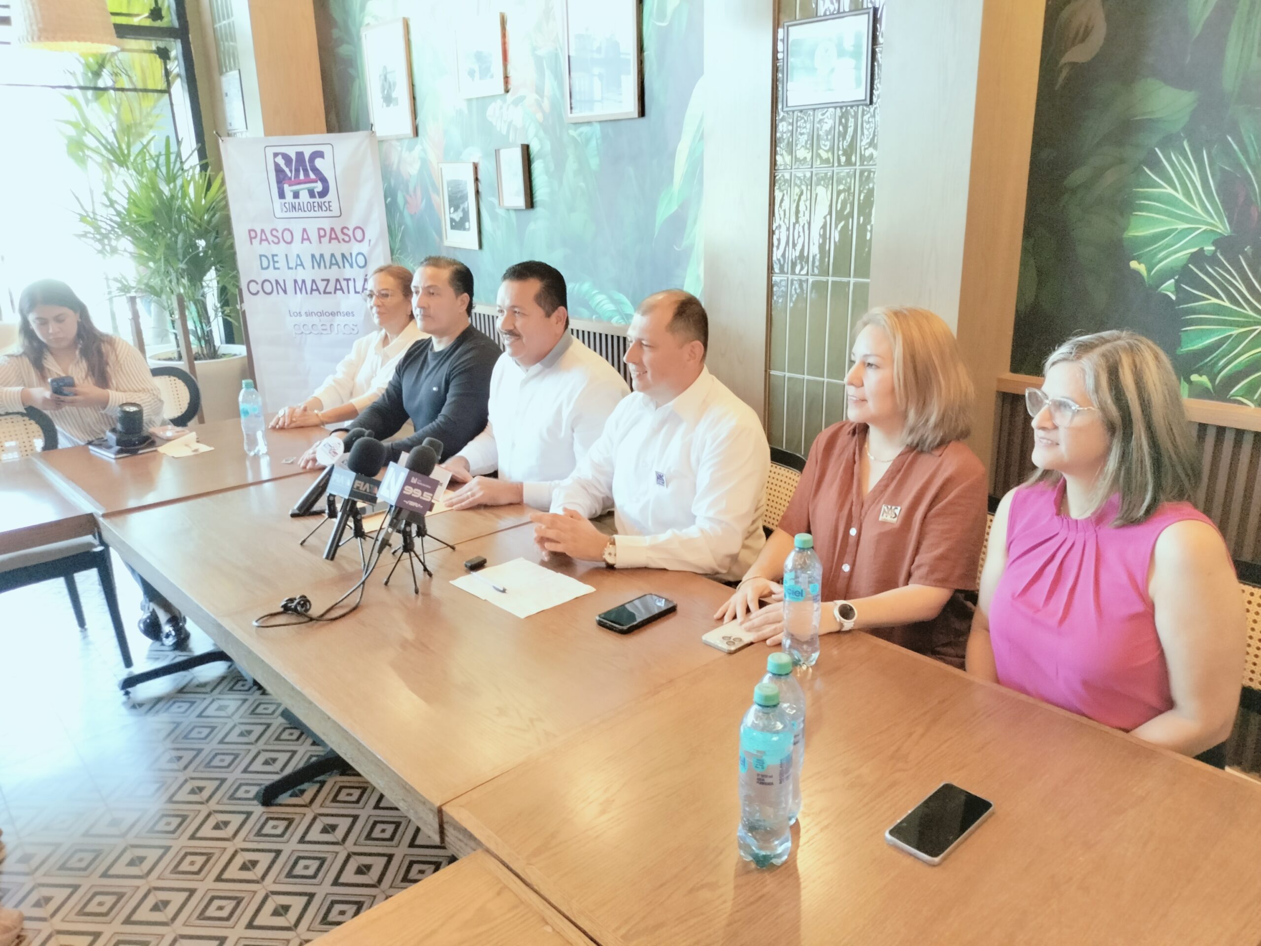 Preocupa que clasificación reservada sobre el expediente del asesinato del maestro Héctor Melesio Cuen sea un congelamiento del caso.
Demandan acciones concretas y contundentes ante la situación de inseguridad.