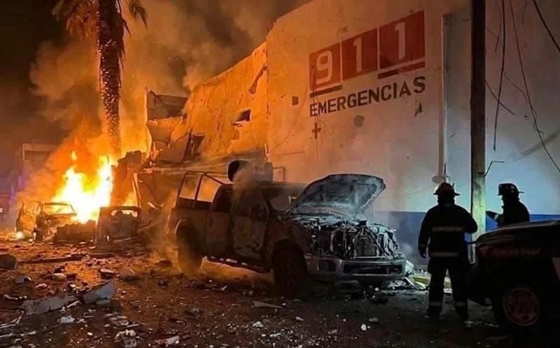 El domingo por la noche, la cotidianidad de Ojocaliente, Zacatecas se hizo añicos. A las 20:00 horas, el centro del municipio no vibró por la víspera de la coronación de su reina de la feria, sino por la brutal onda expansiva de un auto bomba detonado frente a la comandancia de la Policía Municipal. Las imágenes difundidas son crudas: patrullas calcinadas, once vehículos de ciudadanos en llamas y familias corriendo despavoridas por la calle González Ortega para salvar la vida. El saldo humano, que siempre es el factor más doloroso, dejó a seis civiles y un policía lesionados.
