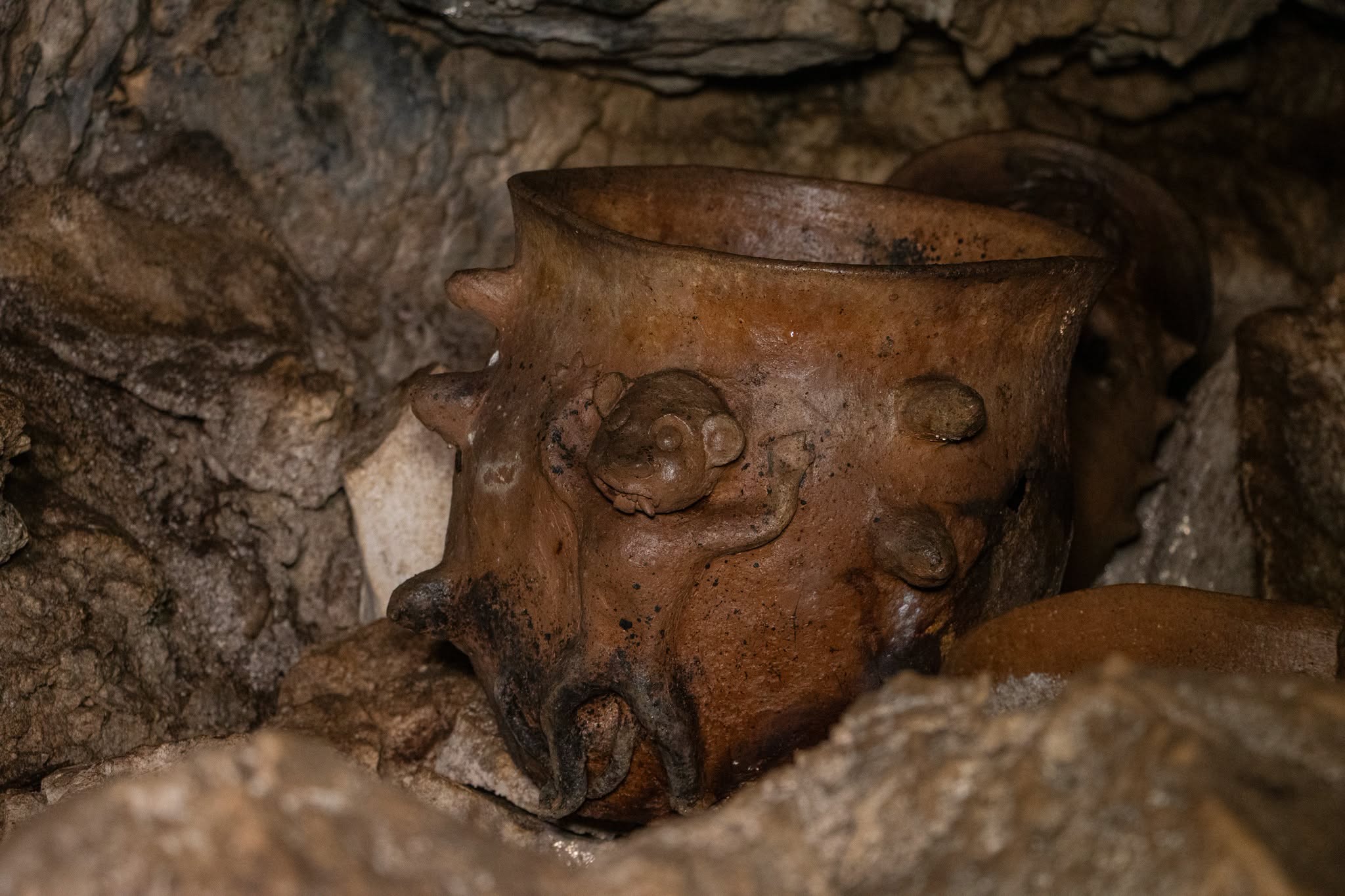 ¡El INAH registra 179 piezas arqueológicas halladas en una cueva de Cintalapa, Chiapas!
Cerca del Arco del Tiempo, el INAH registró 13 depósitos rituales que permanecieron intactos durante siglos