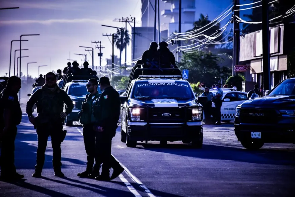 A quien le conviene que la situación no se componga en Sinaloa?.
Ahora resulta que protegen políticos y a ciudadanos no, como queda demostrado en hechos.
Gobernadora Graciela Domínguez inicia intensa gira por el estado.
Aceleran paso en Sinaloa los naranjas y tricolores.
Centro de Mazatlán en pleno abandono.
