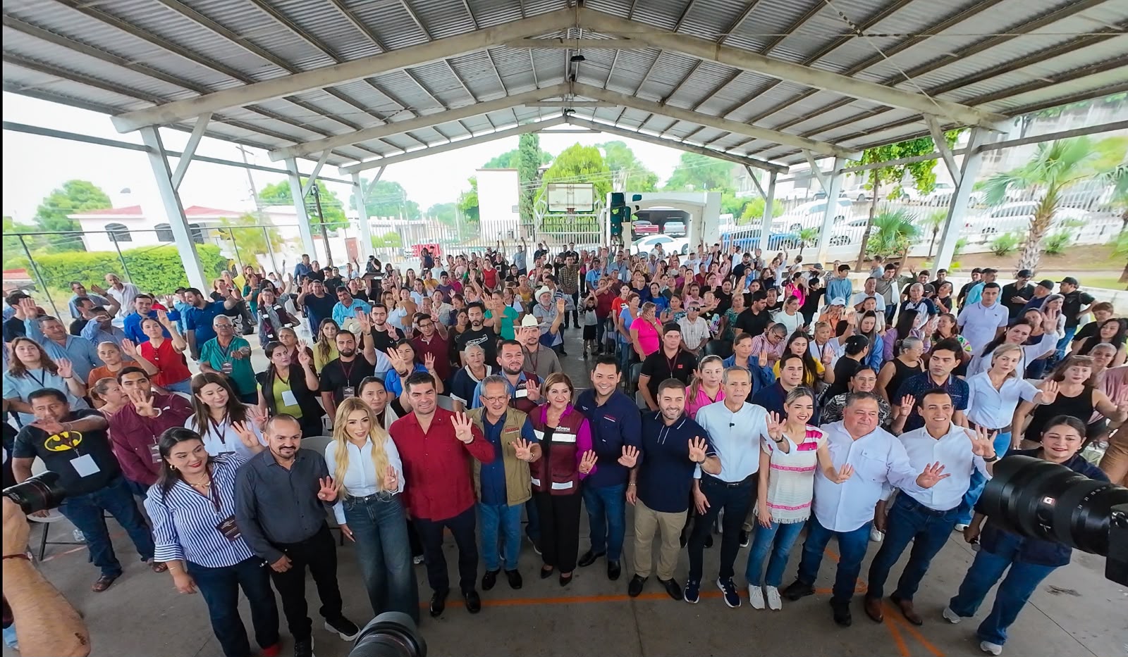 En Culiacán exigen paz y que no los maten.
Aceleran motores aspirantes a sacrificarse como defensores cuatroteístas en Sinaloa.
Suspenden derechos a diputadas burlescas… una no puede dormir!.
La basura el mejor juez de la ineficiencia social y gubernamental.