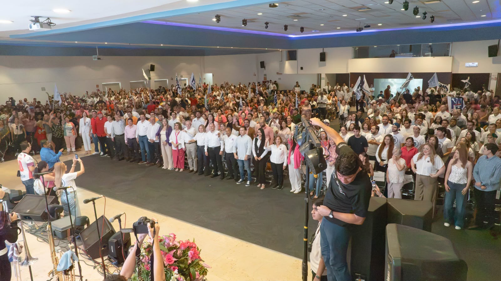 Metiendo el acelerador a fondo.
Populosa colonia Juárez de Mazatlán se convirtió en el ombligo del Morenismo.
Días de intensa actividad política en Sinaloa. Tanto PAS como el PRI trotan al partidero.

