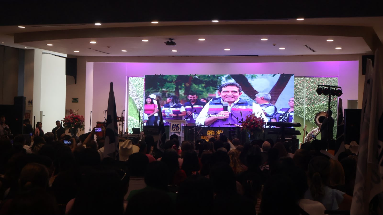 Metiendo el acelerador a fondo.
Populosa colonia Juárez de Mazatlán se convirtió en el ombligo del Morenismo.
Días de intensa actividad política en Sinaloa. Tanto PAS como el PRI trotan al partidero.
