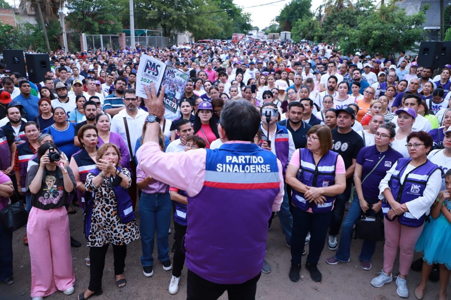 Priista Ignacio  Mier viene a poner orden en Sinaloa.
Propondrán a 4 con posibilidad de cinco, dijo.
MC se pone las pilas y va sobre Morena por andar encampañados.
PAS prepara sorpresa para el sábado 15.
Paloma Sánchez prepara gira estatal, arrancando con agenda saturada en Mazatlán.
Al ternuritas Fernández Noroña lo arropa el TRIFE.
