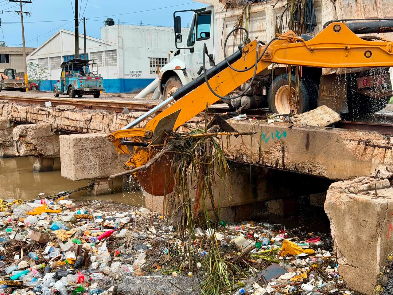 En Culiacán exigen paz y que no los maten.
Aceleran motores aspirantes a sacrificarse como defensores cuatroteístas en Sinaloa.
Suspenden derechos a diputadas burlescas… una no puede dormir!.
La basura el mejor juez de la ineficiencia social y gubernamental.