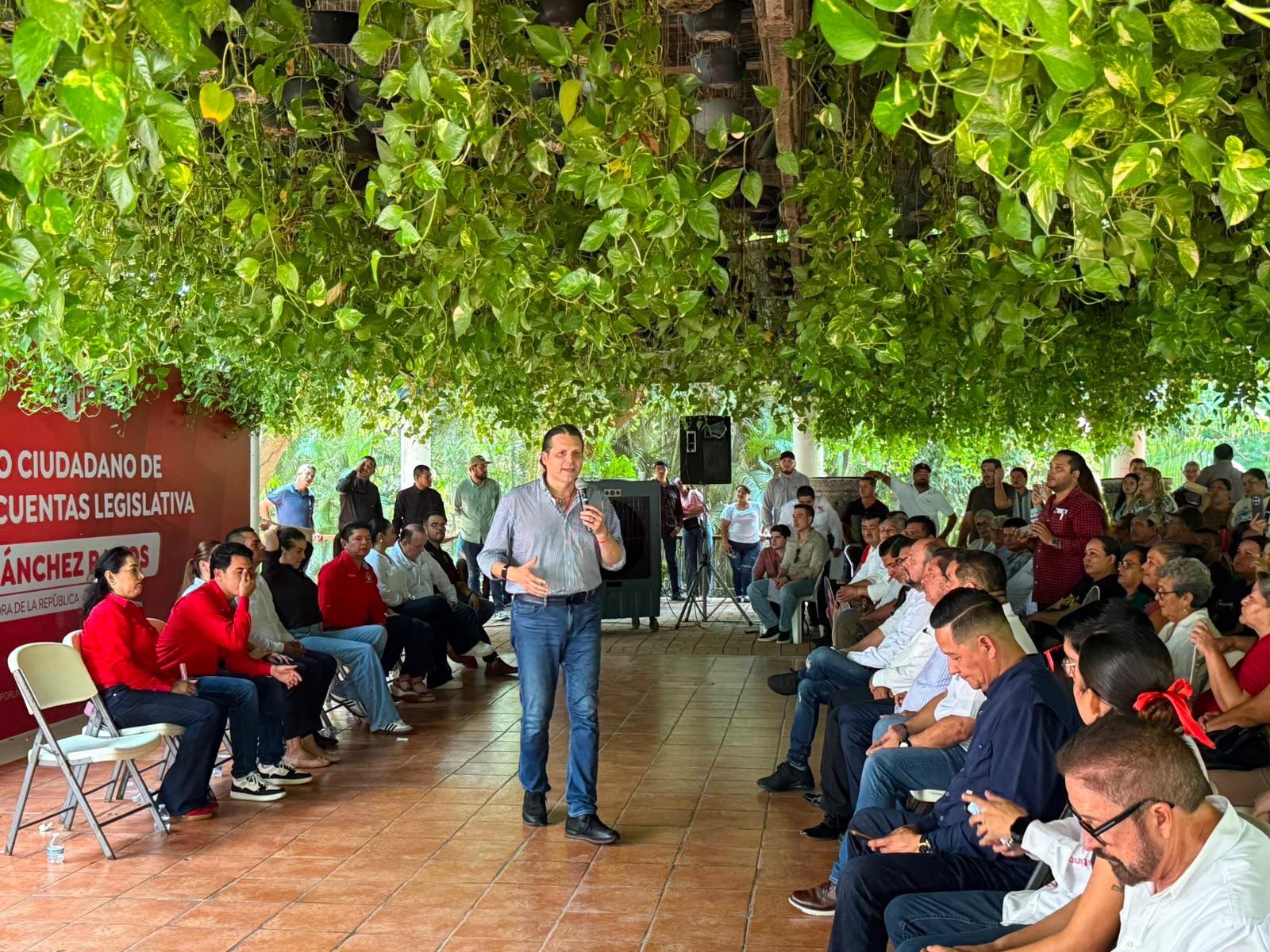 Metiendo el acelerador a fondo.
Populosa colonia Juárez de Mazatlán se convirtió en el ombligo del Morenismo.
Días de intensa actividad política en Sinaloa. Tanto PAS como el PRI trotan al partidero.
