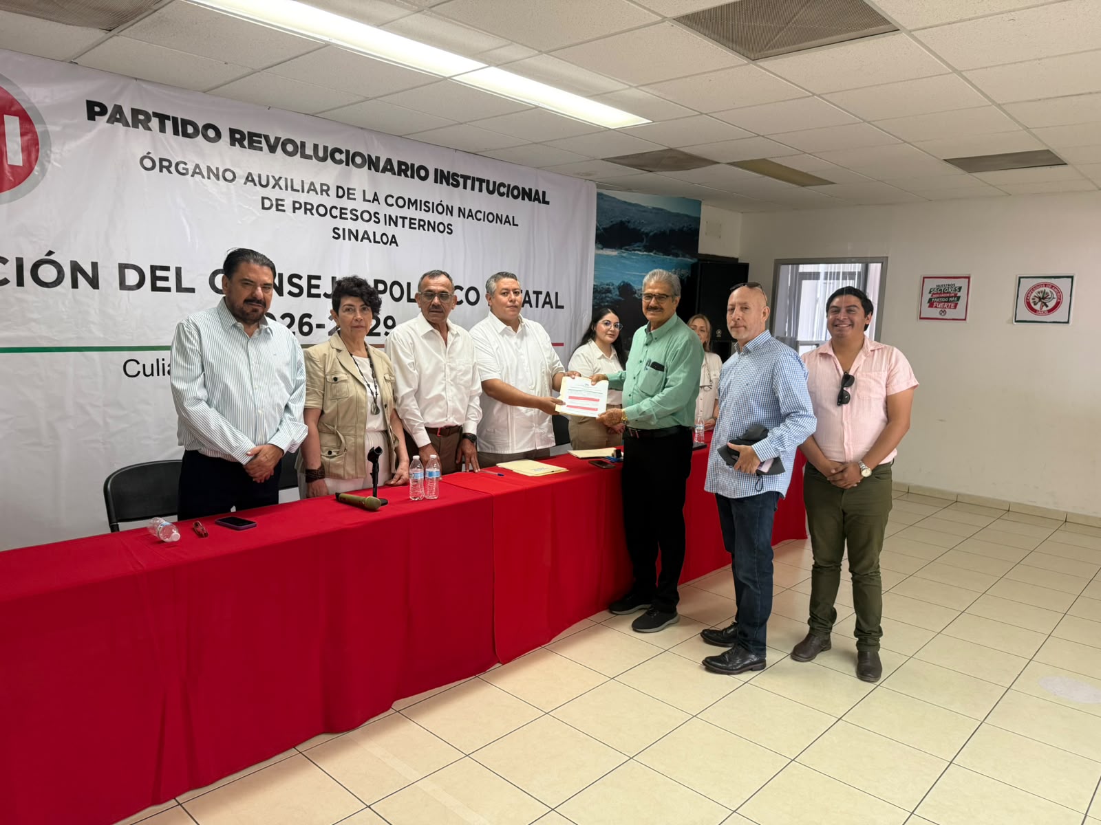 Coincidencias… Lamentable la descomposición en Mazatlán: PAN y MC.
Aspirantes se mueven y en el PRI también.
