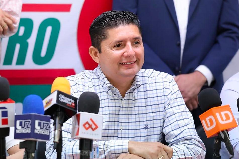 El PAS anunciará relanzamiento este sábado. No seremos comparsa, afirma.
Canaco Mazatlán demuestra su aceptación y fortaleza social y política.
Acelerando motores. Reacciones en los otros frentes.
Anuncia INE calendario electoral a partir del 10 de septiembre.