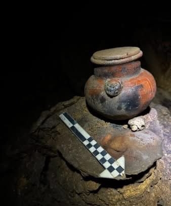 ¡El INAH registra 179 piezas arqueológicas halladas en una cueva de Cintalapa, Chiapas!
Cerca del Arco del Tiempo, el INAH registró 13 depósitos rituales que permanecieron intactos durante siglos