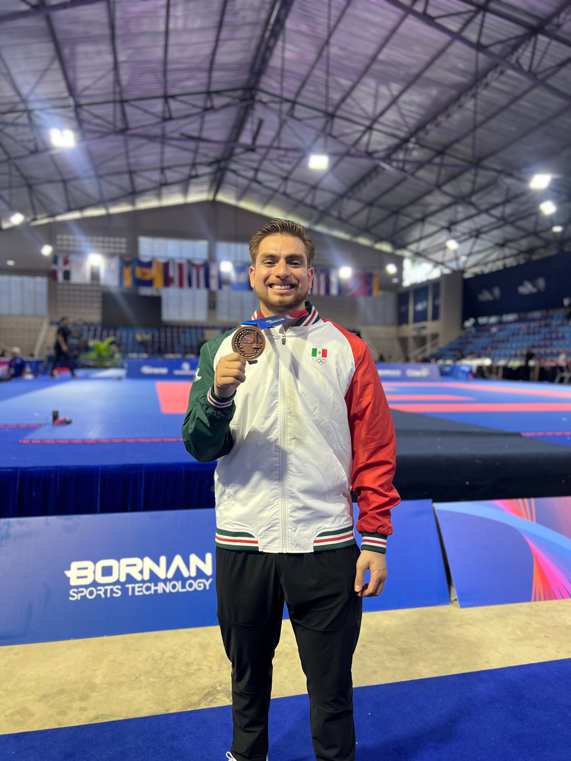 Con tres victorias y una derrota, el mazatleco se cuelga la primera medalla para un sinaloense en la justa celebrada Santo Domingo, República Dominicana