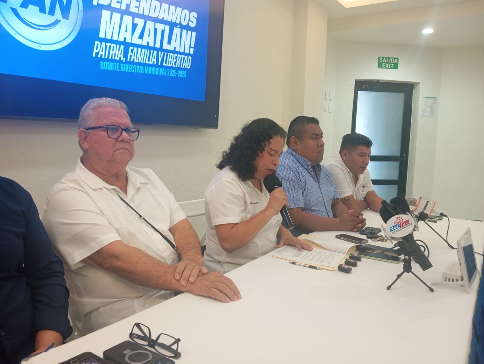 Resulta preocupante que en Mazatlán no haya una autoridad que esté presente, atienda los problemas y de resultados, sentenció la dirigente municipal del PAN, Nadia Vega Olivas.