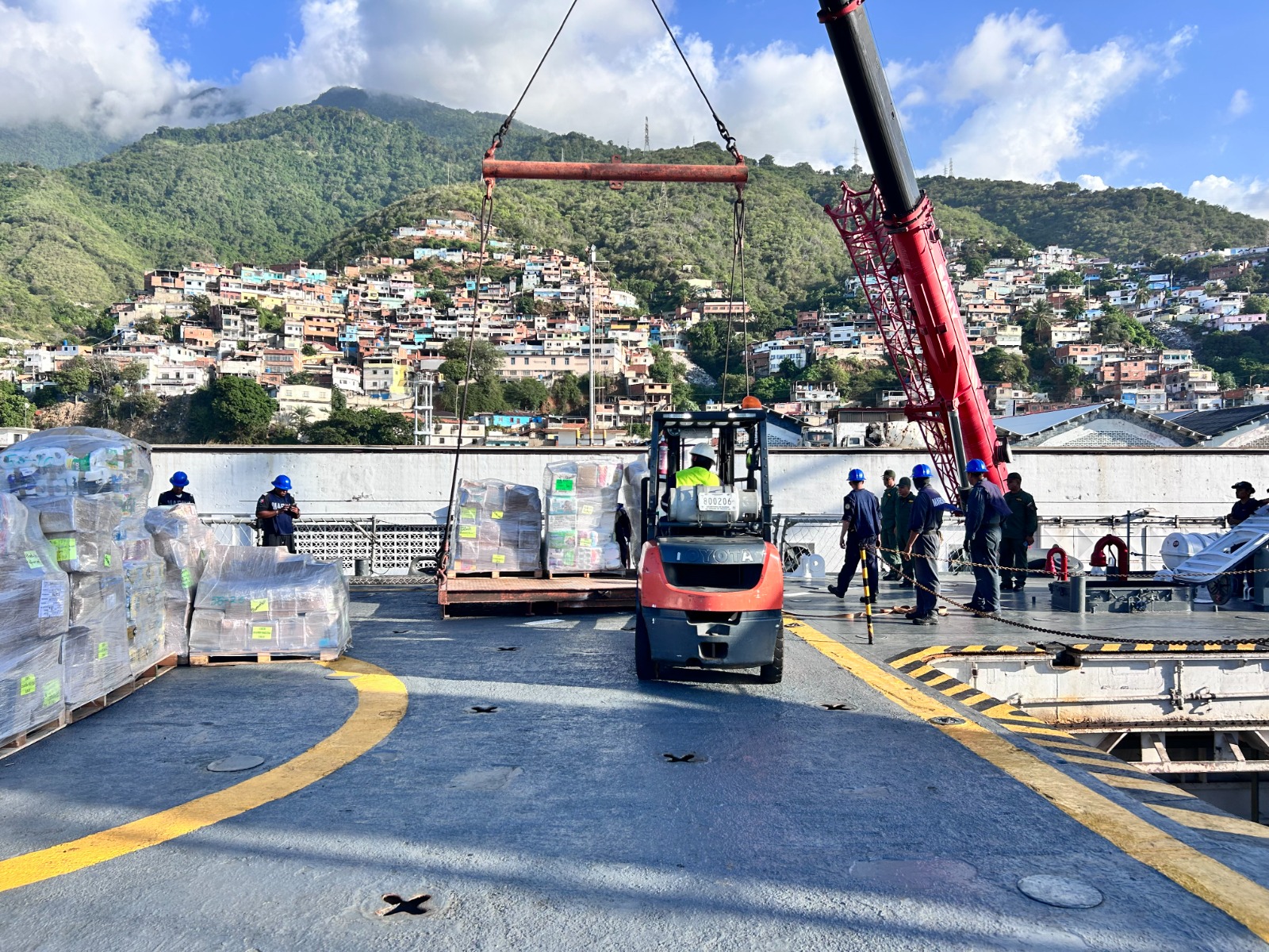 Buques de la Armada de México regresan después de llevar ayuda humanitaria para la recuperación de las comunidades afectadas de Venezuela.  
Trasladaron más 718 toneladas de ayuda humanitaria para el pueblo venezolano.  
Con lo anterior, se suman más de 1,100 toneladas de insumos entregados.  
Brigadas de Respuesta a Emergencias de la Armada de México participaron en las labores de desembarque para contribuir a la recuperación de las zonas afectadas. 
Ciudad de México. – La Secretaría de Marina, por conducto de la Armada de México y la Secretaría de Relaciones Exteriores informan que los buques ARM “Papaloapan” y ARM “Huasteco” entregaron ayuda humanitaria enviada por el Gobierno de México, en el puerto de La Guaira, Venezuela, en apoyo a las comunidades afectadas.  
Lo anterior, en cumplimiento a las instrucciones de la Presidenta Constitucional de los Estados Unidos Mexicanos y Comandanta Suprema de las Fuerzas Armadas, Doctora Claudia Sheinbaum Pardo, como parte del compromiso de México con la cooperación internacional y la asistencia humanitaria a los pueblos que enfrentan los efectos de fenómenos naturales. 
Citados buques transportaron 2,585 metros cúbicos de ayuda humanitaria, equivalente a 718.54 toneladas integradas por alimentos, agua embotellada, artículos de higiene personal y de limpieza, así como insumos médicos.  
Asimismo, 100 elementos de las Brigadas de Respuesta a Emergencias (BRE) de la Armada de México participaron en las maniobras de desembarque, así como en las actividades de organización y distribución de la ayuda humanitaria, en coordinación con las autoridades competentes de Venezuela. 
Cabe destacar que, las plantas potabilizadoras de la Secretaría de Marina que se estuvieron operando en el país hermano, potabilizaron más de 259,700 litros de  agua, apoyando a 8,867 familias.  
Con lo anterior, se suman más de 4,588  metros cúbicos, equivalentes a 1,100 toneladas de insumos enviados y entregado, gracias a los puentes marítimos tendidos el pasado 15 de julio y 10 de agosto.  
Esta operación es resultado del trabajo coordinado entre la Secretaría de Marina, la Secretaría de Relaciones Exteriores y diversas instituciones, empresas, fundaciones y organizaciones de la sociedad civil que participaron solidariamente en la integración de los víveres e insumos enviados al pueblo venezolano. 
Con estas acciones, el Gobierno de México refrenda su vocación solidaria, al suministrar insumos básicos y capacidades que apoyen las acciones de recuperación, así como su espíritu de cooperación y tradición humanitaria con los pueblos de América Latina y el mundo que enfrentan situaciones de necesidad, fortaleciendo los lazos de colaboración entre las naciones.  
