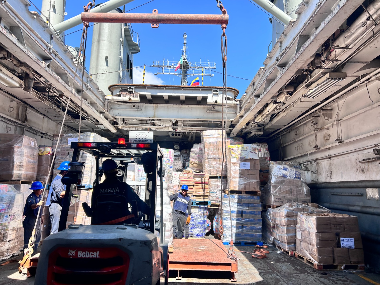 Buques de la Armada de México regresan después de llevar ayuda humanitaria para la recuperación de las comunidades afectadas de Venezuela.  
Trasladaron más 718 toneladas de ayuda humanitaria para el pueblo venezolano.  
Con lo anterior, se suman más de 1,100 toneladas de insumos entregados.  
Brigadas de Respuesta a Emergencias de la Armada de México participaron en las labores de desembarque para contribuir a la recuperación de las zonas afectadas. 
Ciudad de México. – La Secretaría de Marina, por conducto de la Armada de México y la Secretaría de Relaciones Exteriores informan que los buques ARM “Papaloapan” y ARM “Huasteco” entregaron ayuda humanitaria enviada por el Gobierno de México, en el puerto de La Guaira, Venezuela, en apoyo a las comunidades afectadas.  
Lo anterior, en cumplimiento a las instrucciones de la Presidenta Constitucional de los Estados Unidos Mexicanos y Comandanta Suprema de las Fuerzas Armadas, Doctora Claudia Sheinbaum Pardo, como parte del compromiso de México con la cooperación internacional y la asistencia humanitaria a los pueblos que enfrentan los efectos de fenómenos naturales. 
Citados buques transportaron 2,585 metros cúbicos de ayuda humanitaria, equivalente a 718.54 toneladas integradas por alimentos, agua embotellada, artículos de higiene personal y de limpieza, así como insumos médicos.  
Asimismo, 100 elementos de las Brigadas de Respuesta a Emergencias (BRE) de la Armada de México participaron en las maniobras de desembarque, así como en las actividades de organización y distribución de la ayuda humanitaria, en coordinación con las autoridades competentes de Venezuela. 
Cabe destacar que, las plantas potabilizadoras de la Secretaría de Marina que se estuvieron operando en el país hermano, potabilizaron más de 259,700 litros de  agua, apoyando a 8,867 familias.  
Con lo anterior, se suman más de 4,588  metros cúbicos, equivalentes a 1,100 toneladas de insumos enviados y entregado, gracias a los puentes marítimos tendidos el pasado 15 de julio y 10 de agosto.  
Esta operación es resultado del trabajo coordinado entre la Secretaría de Marina, la Secretaría de Relaciones Exteriores y diversas instituciones, empresas, fundaciones y organizaciones de la sociedad civil que participaron solidariamente en la integración de los víveres e insumos enviados al pueblo venezolano. 
Con estas acciones, el Gobierno de México refrenda su vocación solidaria, al suministrar insumos básicos y capacidades que apoyen las acciones de recuperación, así como su espíritu de cooperación y tradición humanitaria con los pueblos de América Latina y el mundo que enfrentan situaciones de necesidad, fortaleciendo los lazos de colaboración entre las naciones.  

