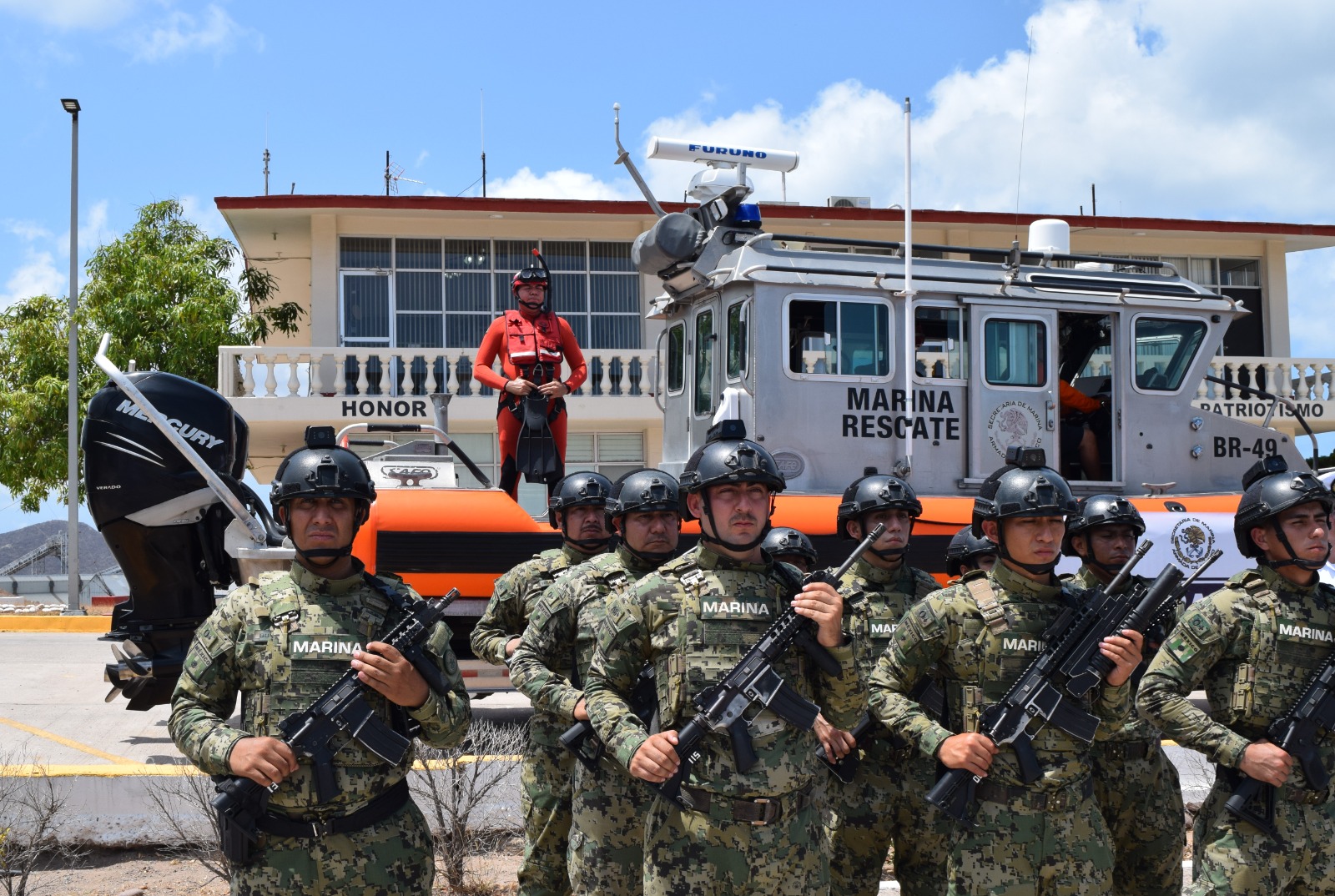 La Secretaría de Marina, a través de la Armada de México y por conducto de la Octava Zona Naval, invita a mujeres y hombres mexicanos que deseen formar parte de sus filas, a participar en el proceso de reclutamiento para ocupar las vacantes disponibles en esta Institución.