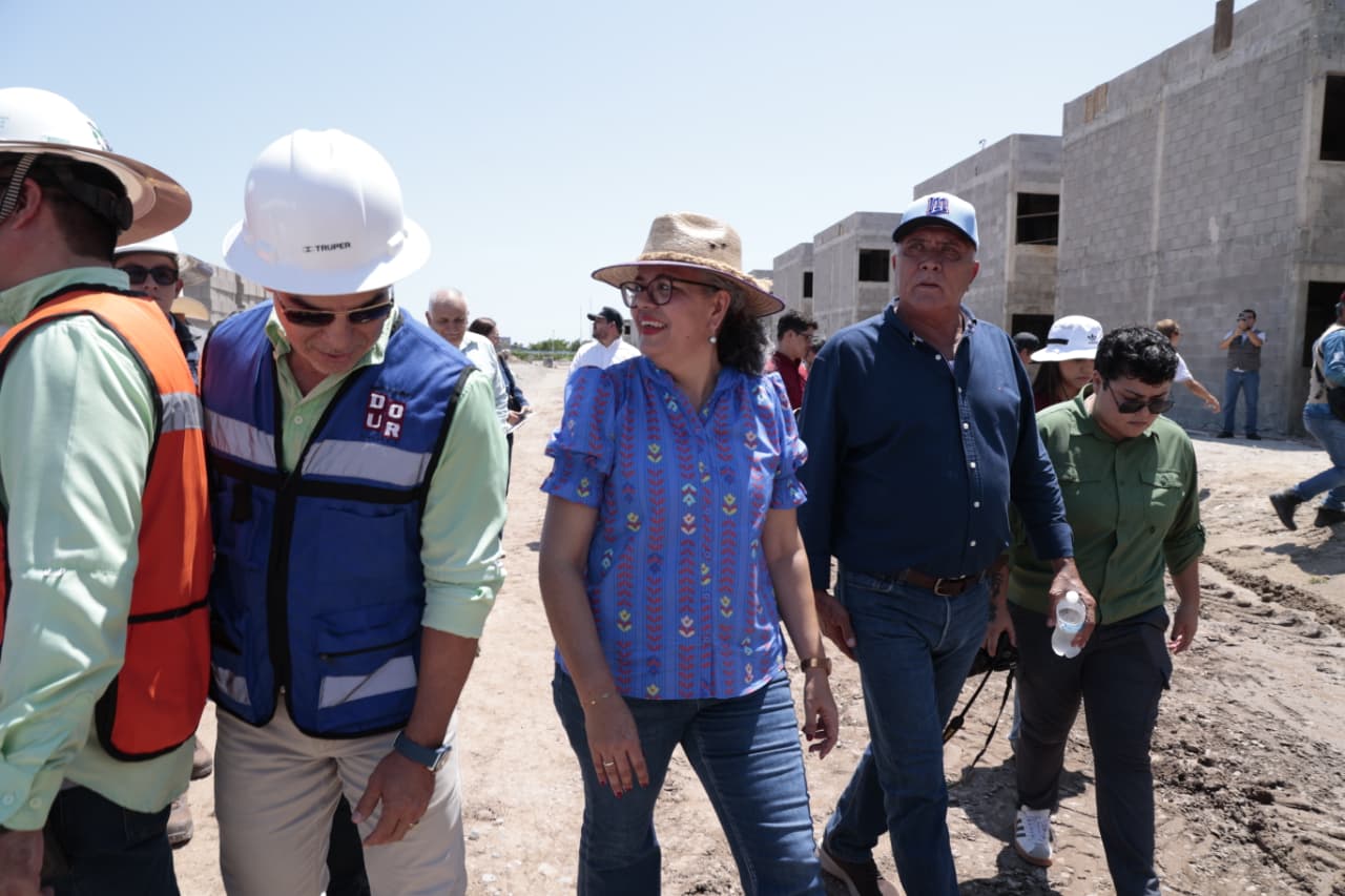 Con entrega de bulevar y supervisión de construcción de viviendas en El Fuerte, Gobernadora Graciela Domínguez inicia su gira por todo Sinaloa
La mandataria estatal inauguró un moderno bulevar en la sindicatura de Adolfo López Mateos, mejor conocida como Jahuara II, en el municipio de El Fuerte, casi en la frontera con Sonora
También supervisó los trabajos de construcción del complejo habitacional en El Fuerte, del Programa Viviendas del Bienestar