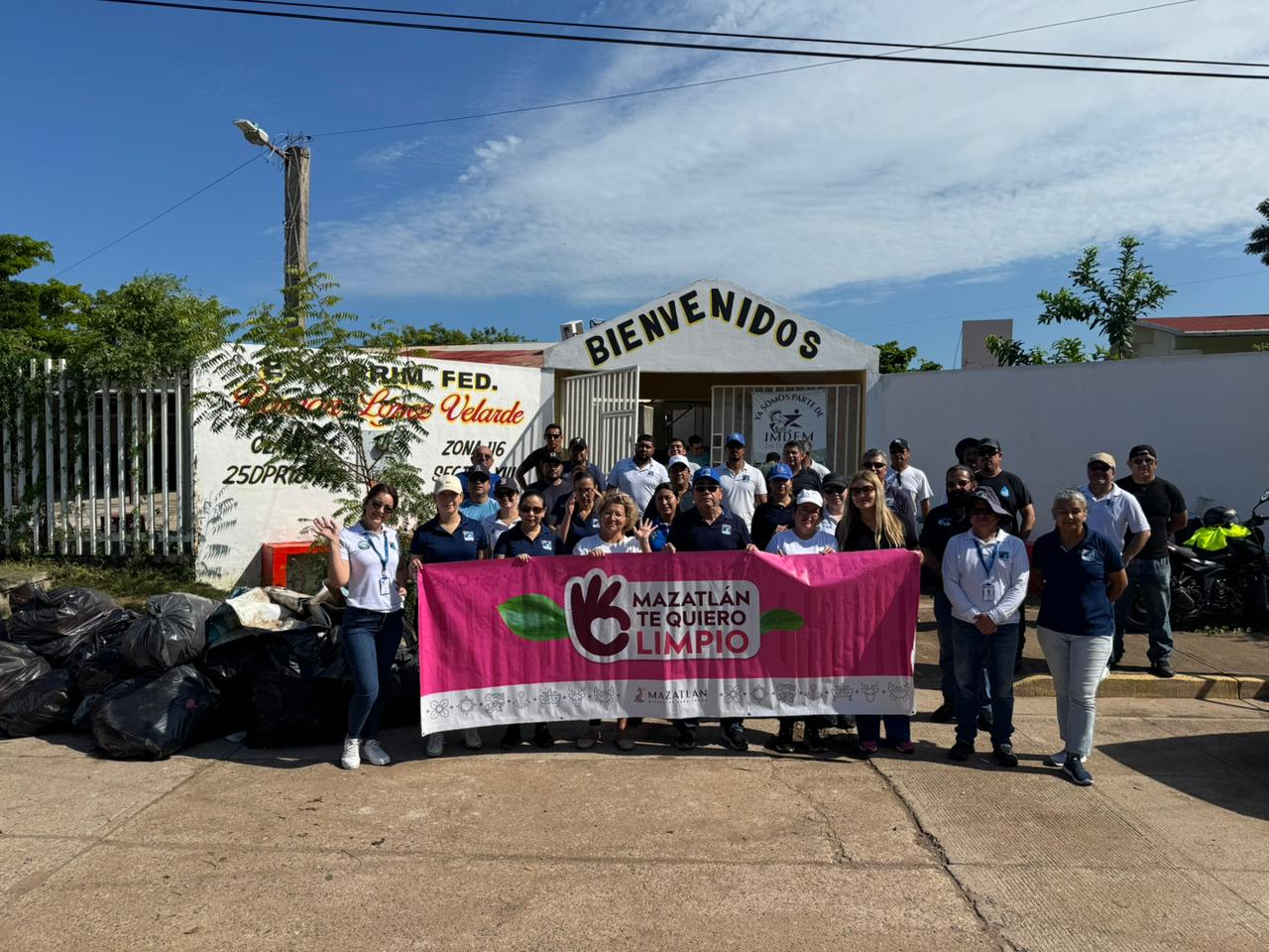 JUMAPAM y Servicios Públicos realizaron la jornada número 45 de “Mazatlán Te Quiero Limpio”, para mantener limpio el entorno y prevenir que la basura llegue al sistema de alcantarillado