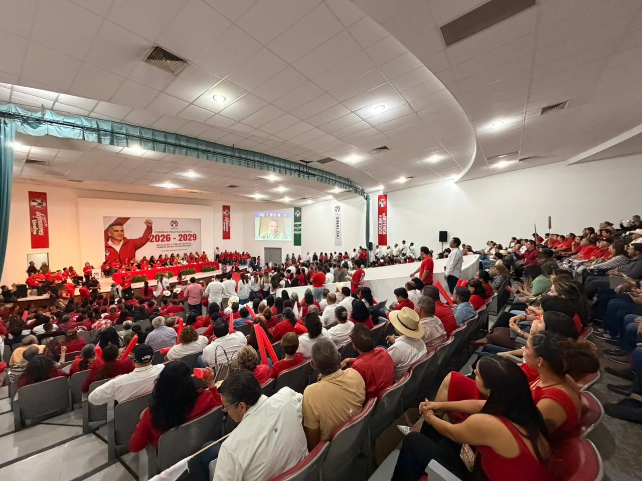 Alejandro Moreno reconoce la firmeza de la militancia priista sinaloense; César Emiliano Gerardo Lugo llama a fortalecer la organización territorial y trabajar desde ahora rumbo al 2027.
Cumplirá el periodo 2026-2029.
