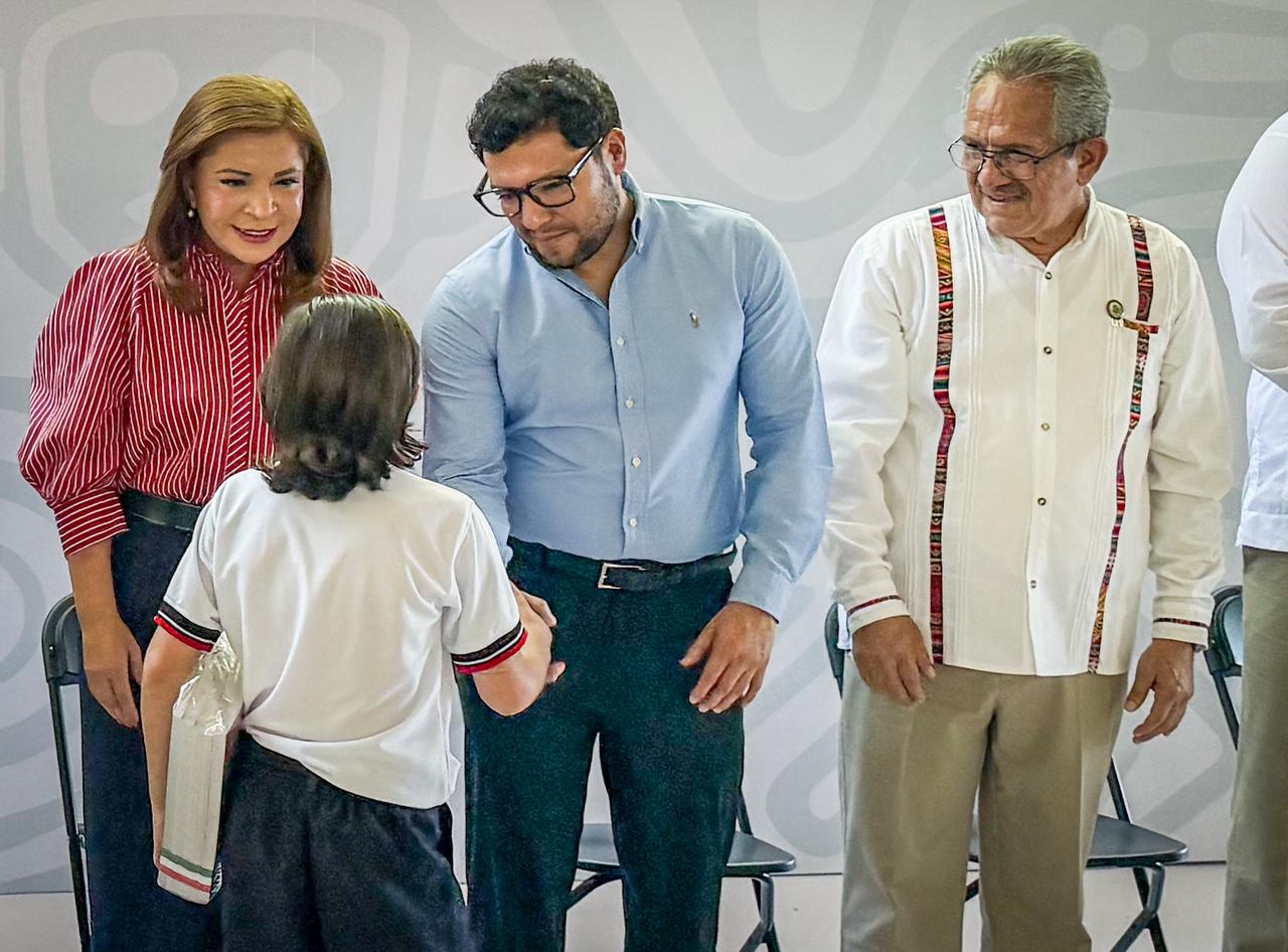 El programa de la Tarjeta Inteligente de Identidad Estudiantil ofrece tarifas preferenciales y representa un ahorro para las familias sinaloenses; durante el arranque del ciclo escolar se entregaron alrededor de 600 tarjetas en la Secundaria STASE