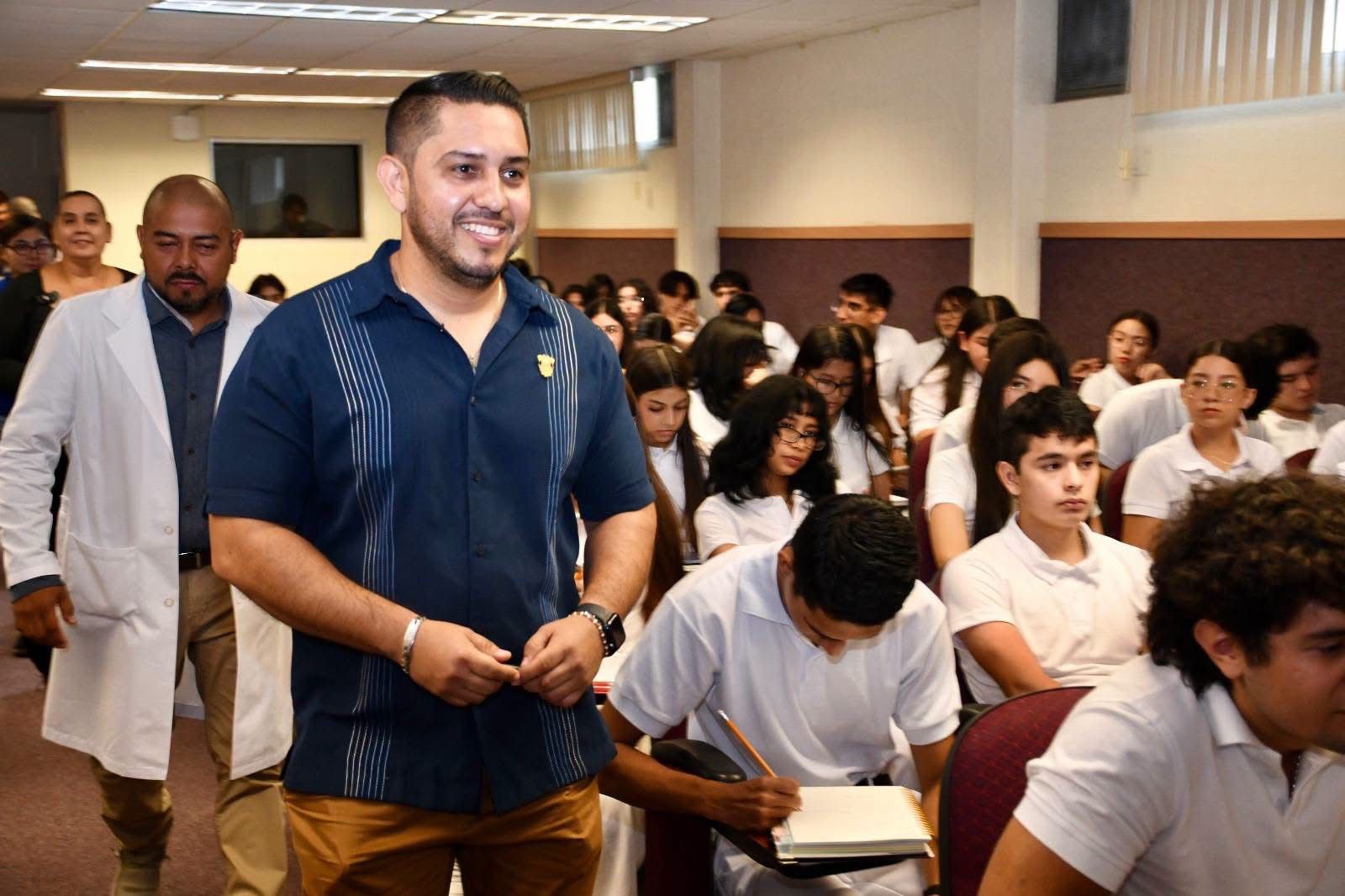 Con la puesta en marcha del Grupo "A", la Universidad Autónoma de Sinaloa refrenda su compromiso social de brindar espacios de superación académica y profesional a la juventud sinaloense.